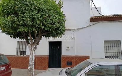 Vista exterior de Casa adosada en venda en Sanlúcar la Mayor amb Traster