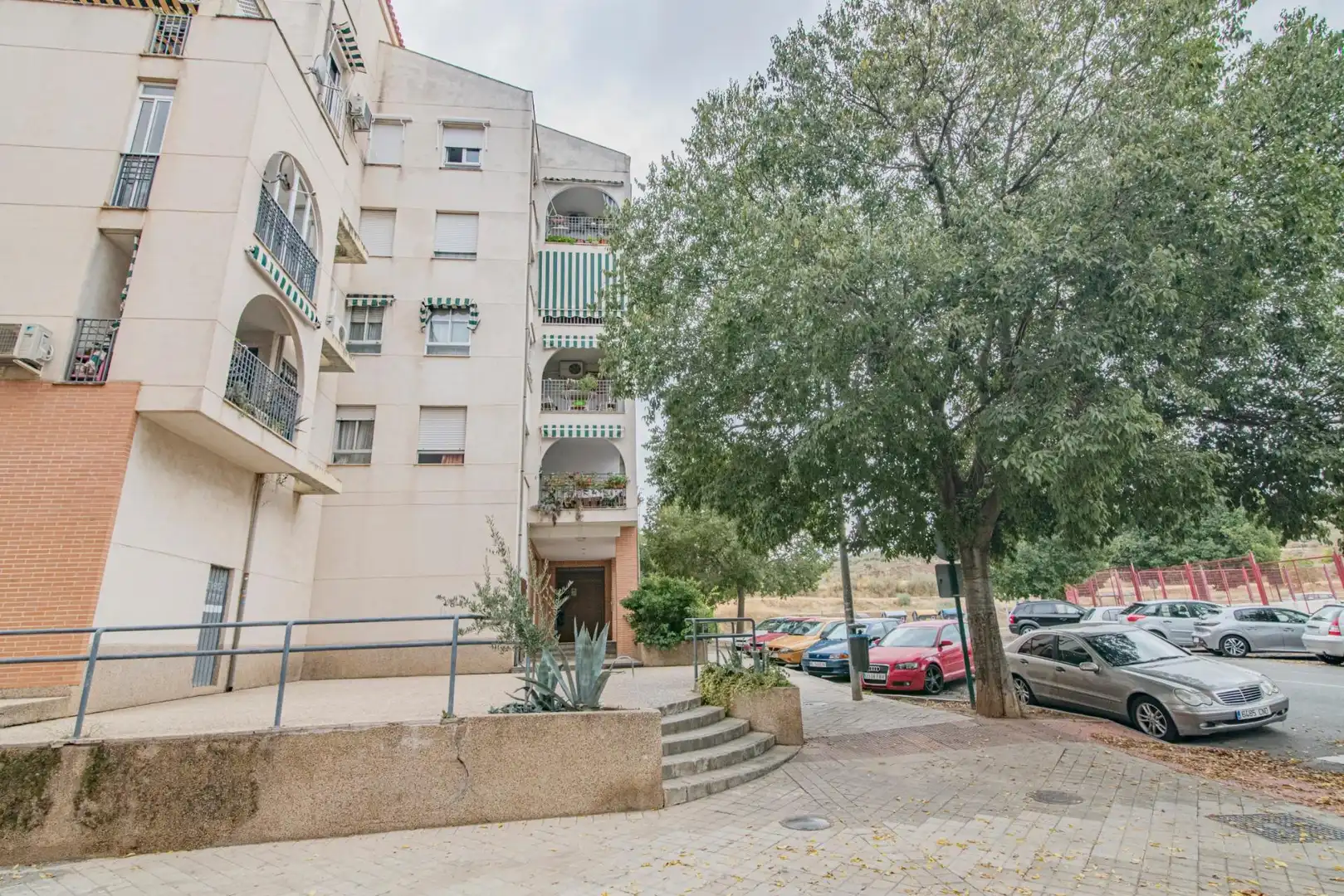 Vista exterior de Pis de lloguer en Granada amb Calefacció, Terrassa i Moblat