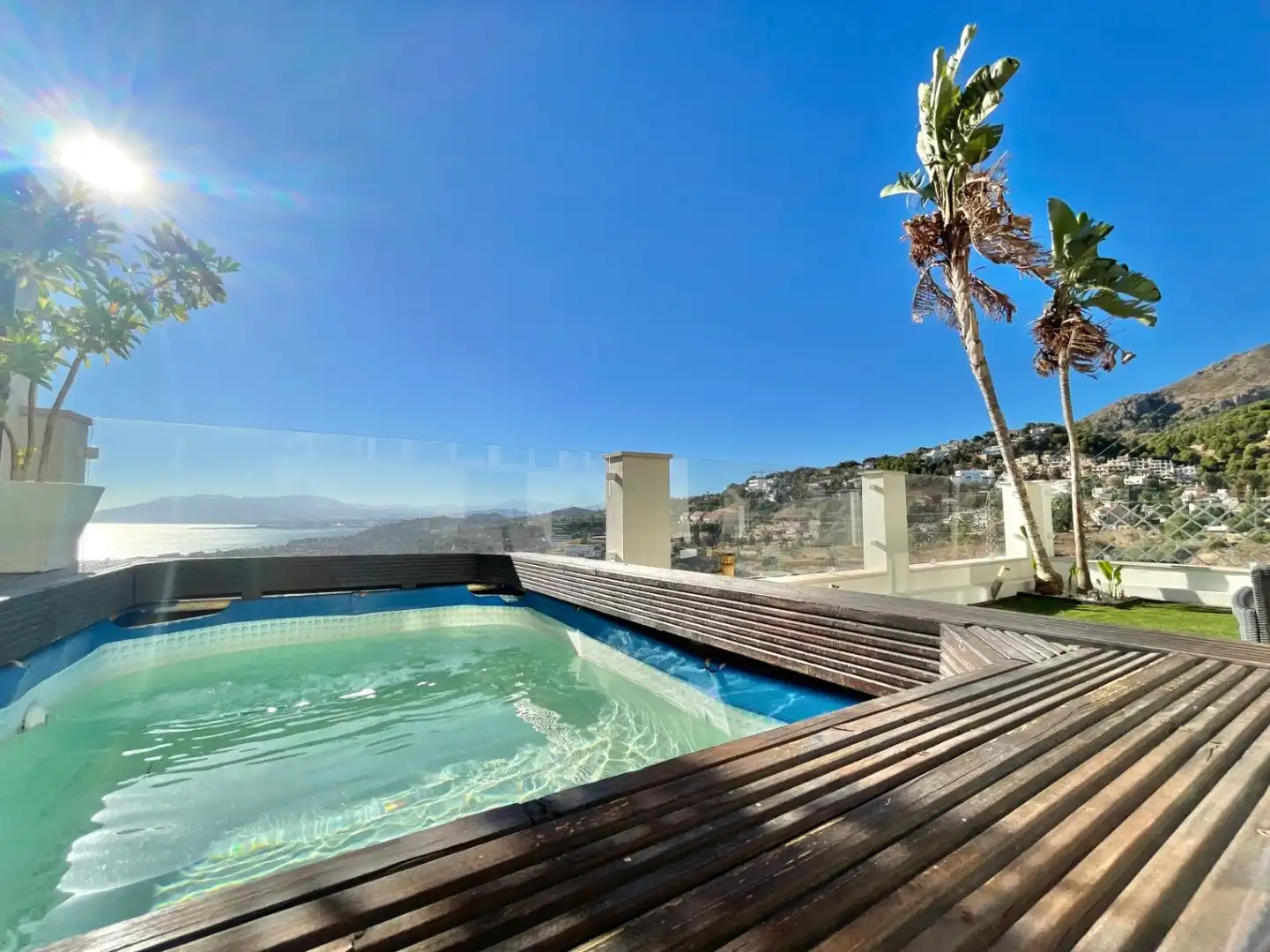 Schwimmbecken von Einfamilien-Reihenhaus zum Verkauf in Málaga mit Klimaanlage, Heizung und Privatgarten