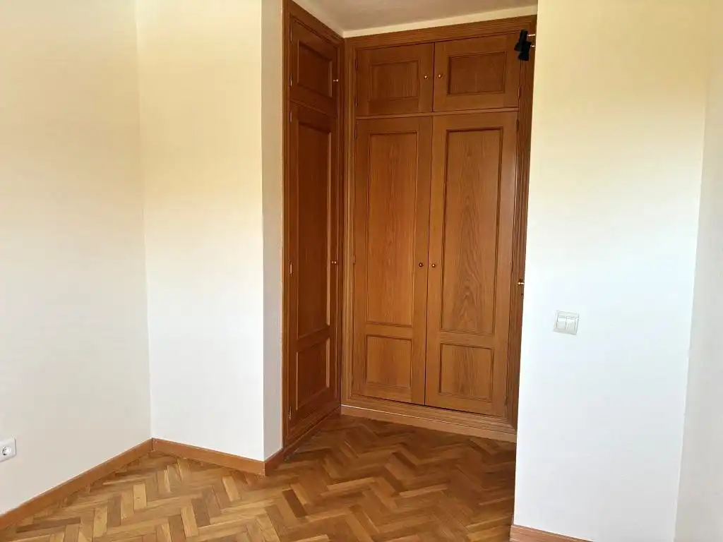 Schlafzimmer von Wohnung zur Miete in Sevilla la Nueva mit Klimaanlage, Heizung und Abstellraum