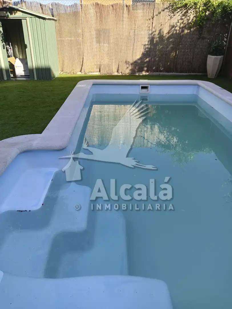 Piscina de Casa adosada en venda en Villalbilla amb Aire condicionat, Calefacció i Terrassa