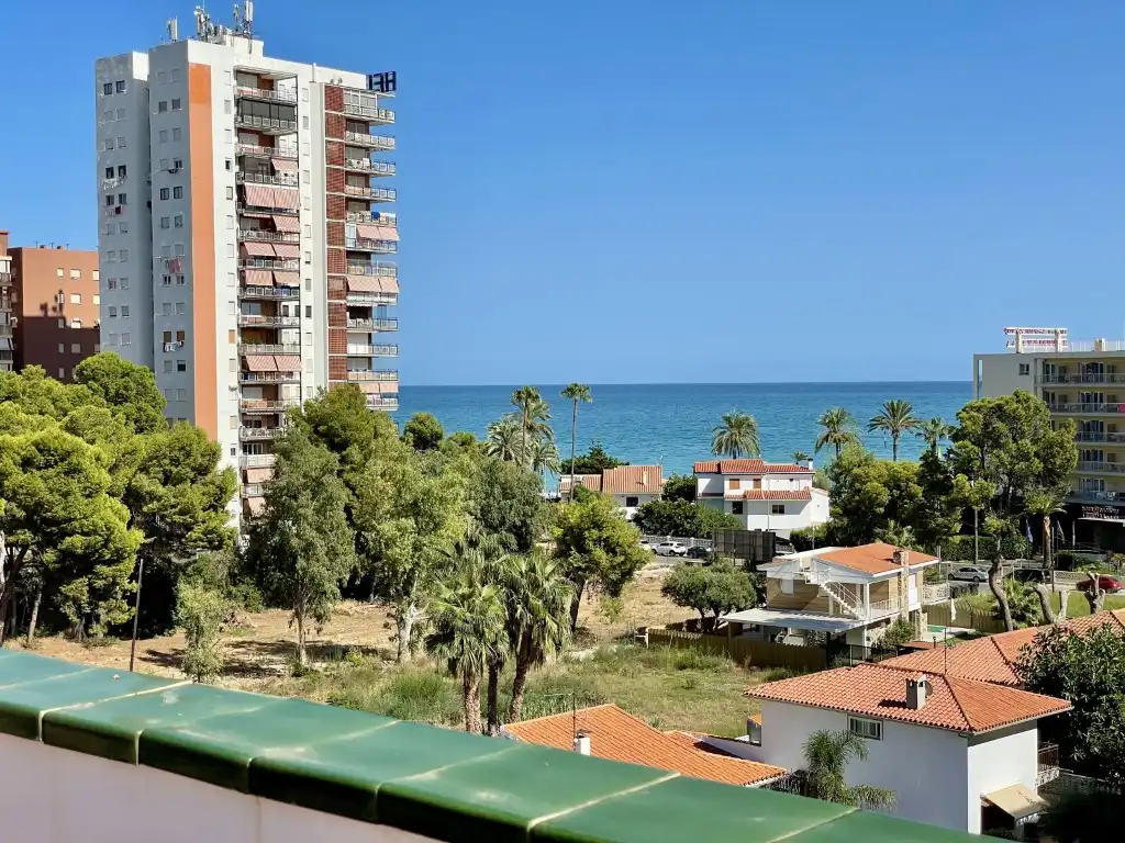 Außenansicht von Wohnungen zur Miete in Benicasim / Benicàssim mit Klimaanlage, Privatgarten und Terrasse