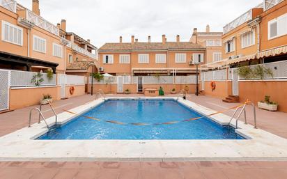 Piscina de Casa adosada en venda en Armilla amb Aire condicionat i Terrassa