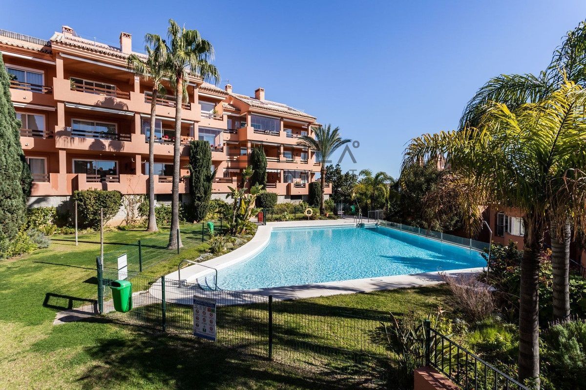 Vista exterior de Pis en venda en Fuengirola amb Aire condicionat, Terrassa i Piscina