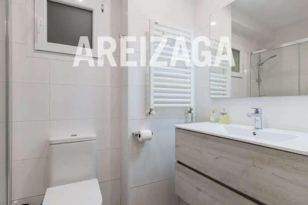 Bathroom of Flat for sale in Donostia - San Sebastián   with Heating