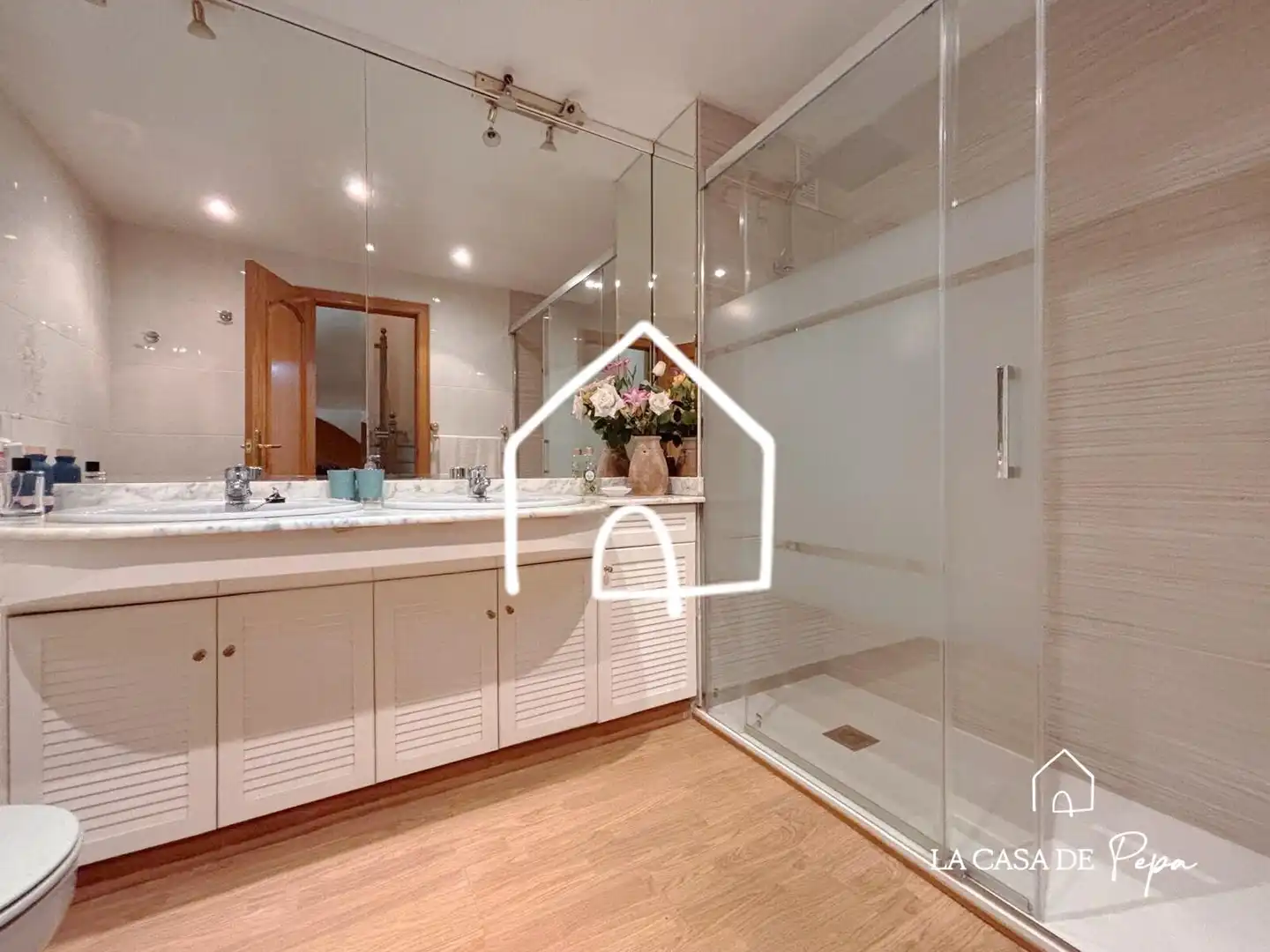 Baño de Casa adosada en venta en Viladecans con Aire acondicionado, Calefacción y Jardín privado