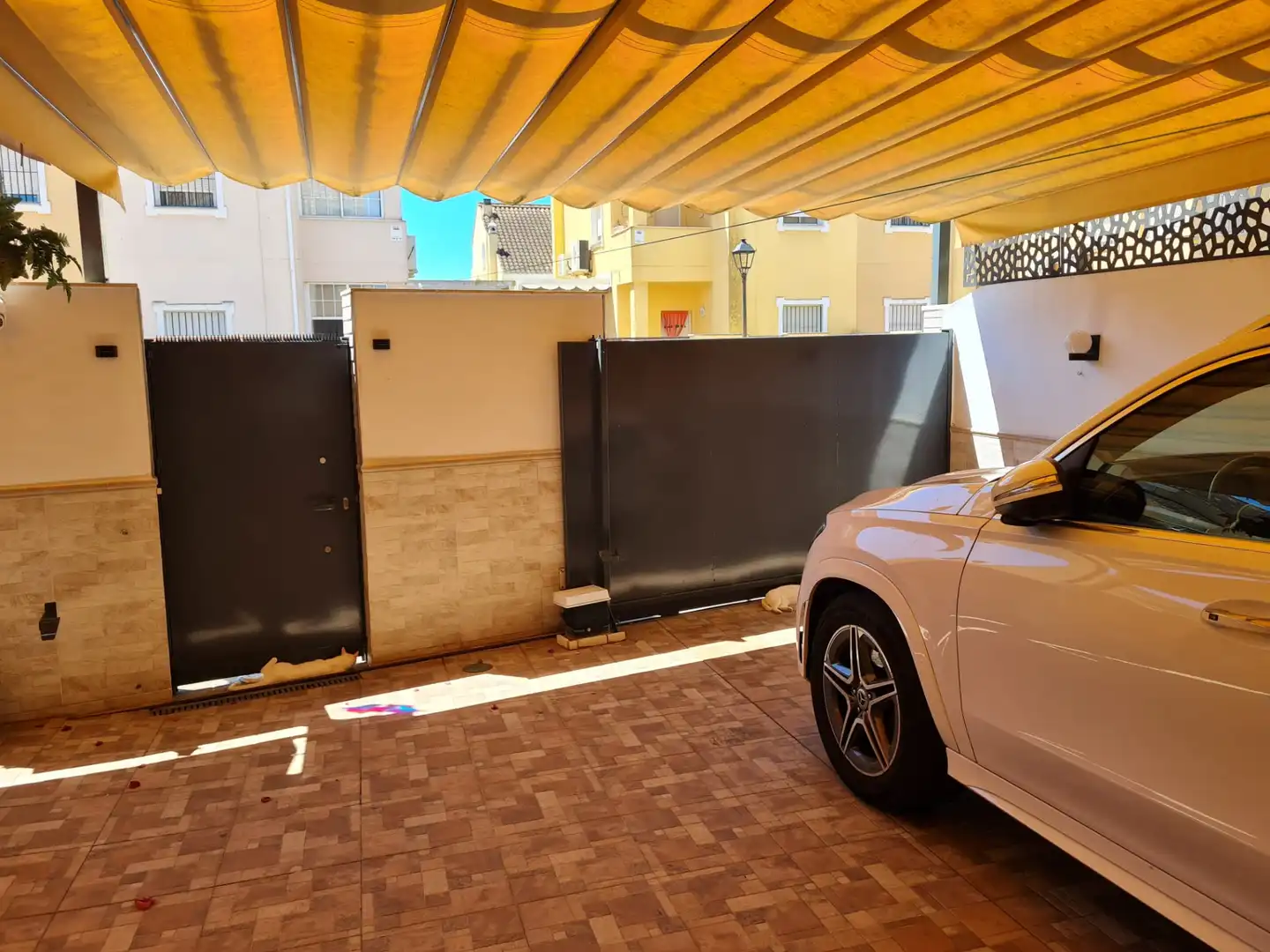 Aparcament de Casa adosada en venda en Espartinas amb Aire condicionat, Jardí privat i Piscina