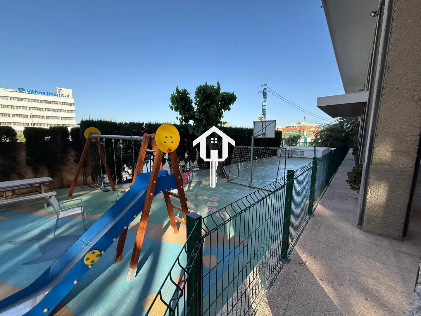 Vista exterior de Pis en venda en Alicante / Alacant amb Aire condicionat, Jardí privat i Terrassa