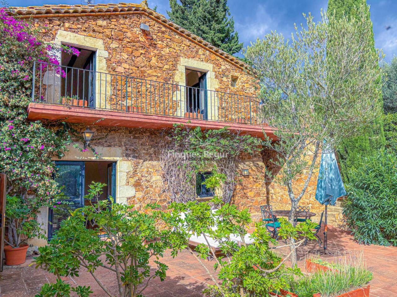 Vista exterior de Finca rústica en venda en Mont-ras amb Calefacció, Jardí privat i Terrassa