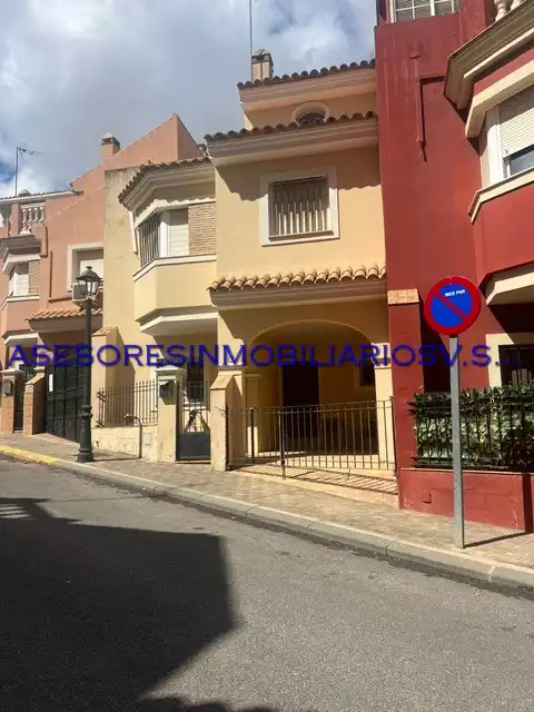 Vista exterior de Casa adosada en venda en Castilleja de Guzmán amb Piscina i Balcó