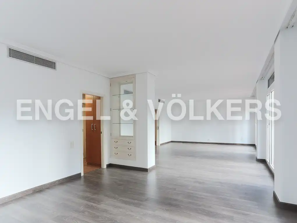 Wohnung zur Miete in Valencia mit Klimaanlage, Heizung und Balkon
