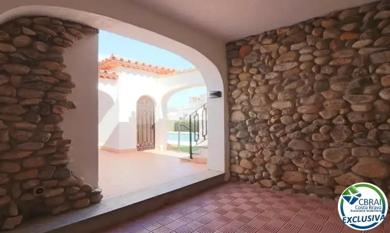 Apartamento en venta en Empuriabrava con Calefacción, Jardín privado y Piscina comunitaria