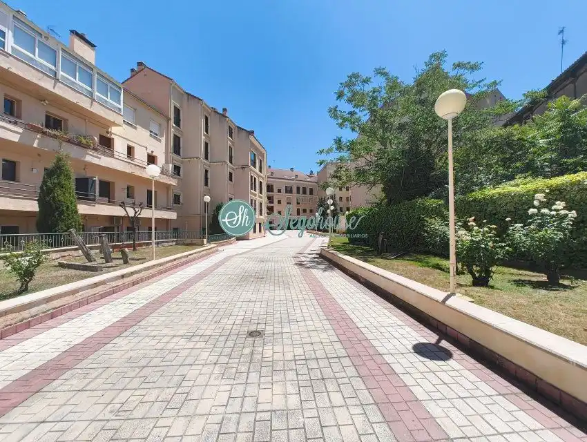 Vista exterior de Piso de alquiler en Segovia con Calefacción y Parquet