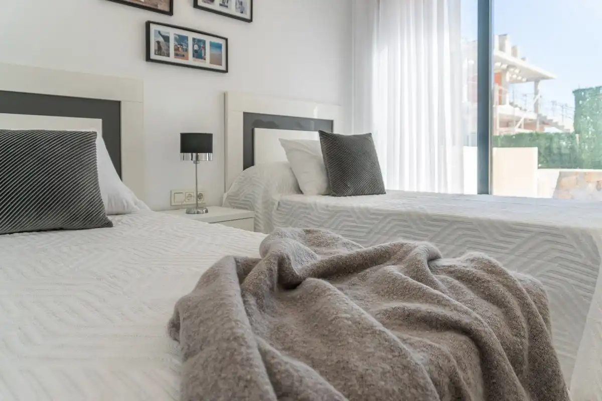 Habitación de Apartamento en venta en Torrevieja con Aire acondicionado, Amueblado y Piscina comunitaria