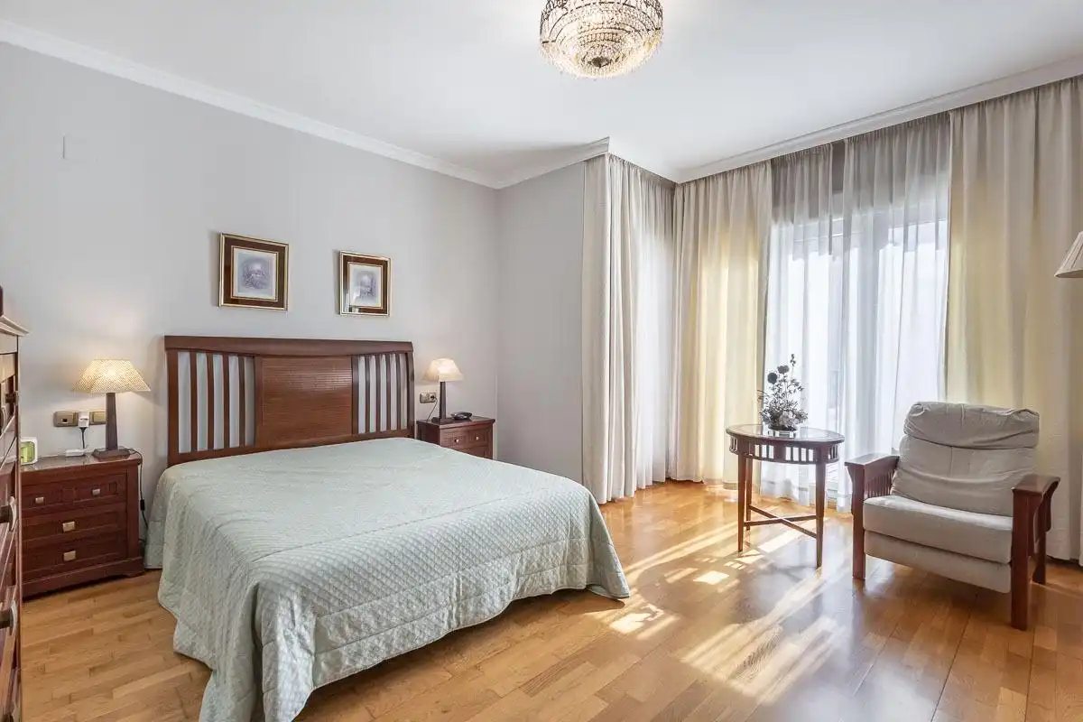 Habitación de Casa adosada en venta en Granada con Calefacción, Jardín privado y Terraza