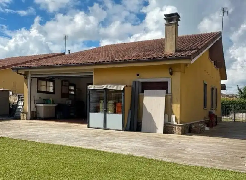 Vista exterior de Casa o chalet en venta en Lalín con Calefacción, Jardín privado y Amueblado