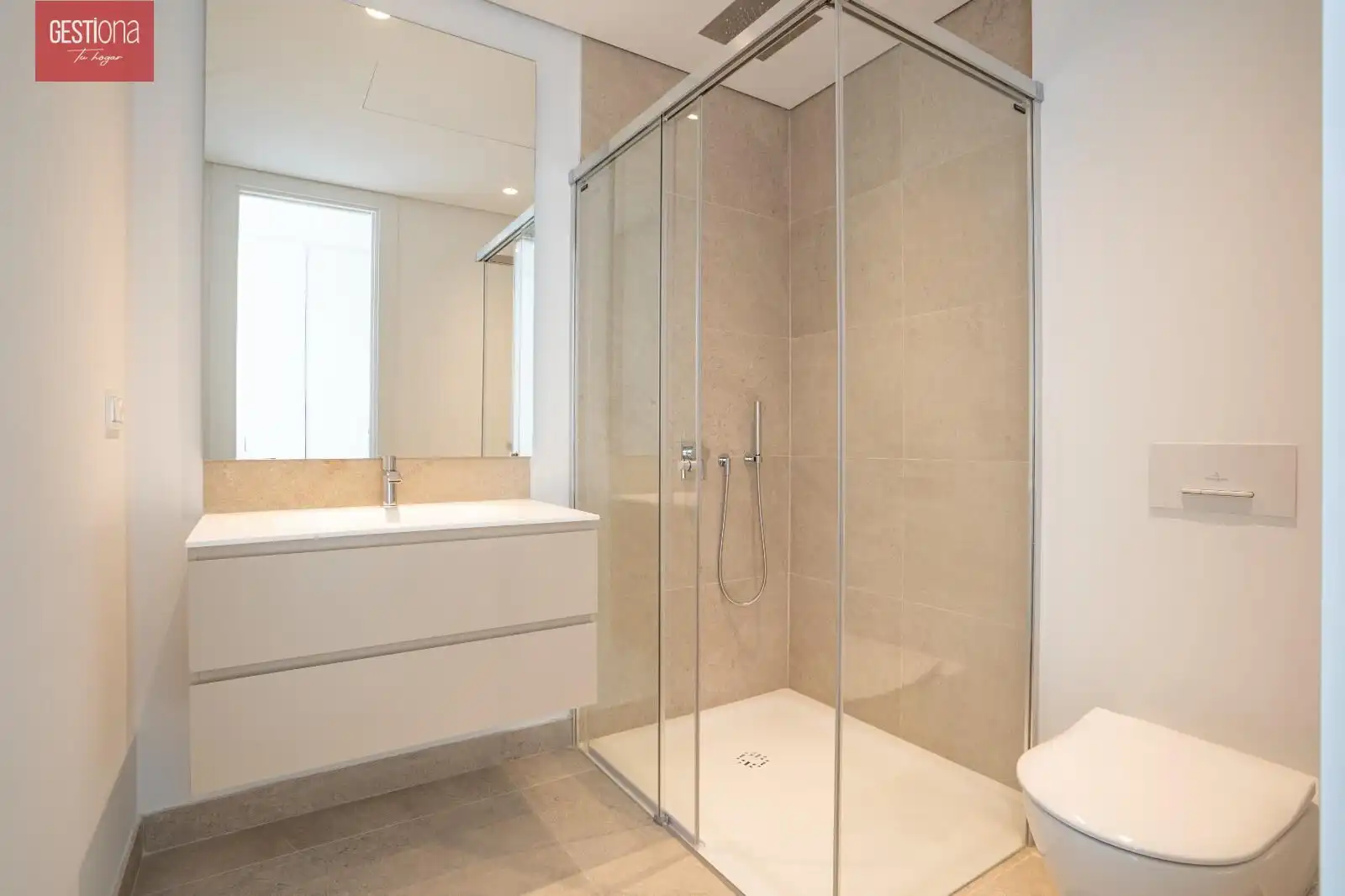 Badezimmer von Dachboden zum Verkauf in Benahavís mit Klimaanlage, Heizung und Privatgarten