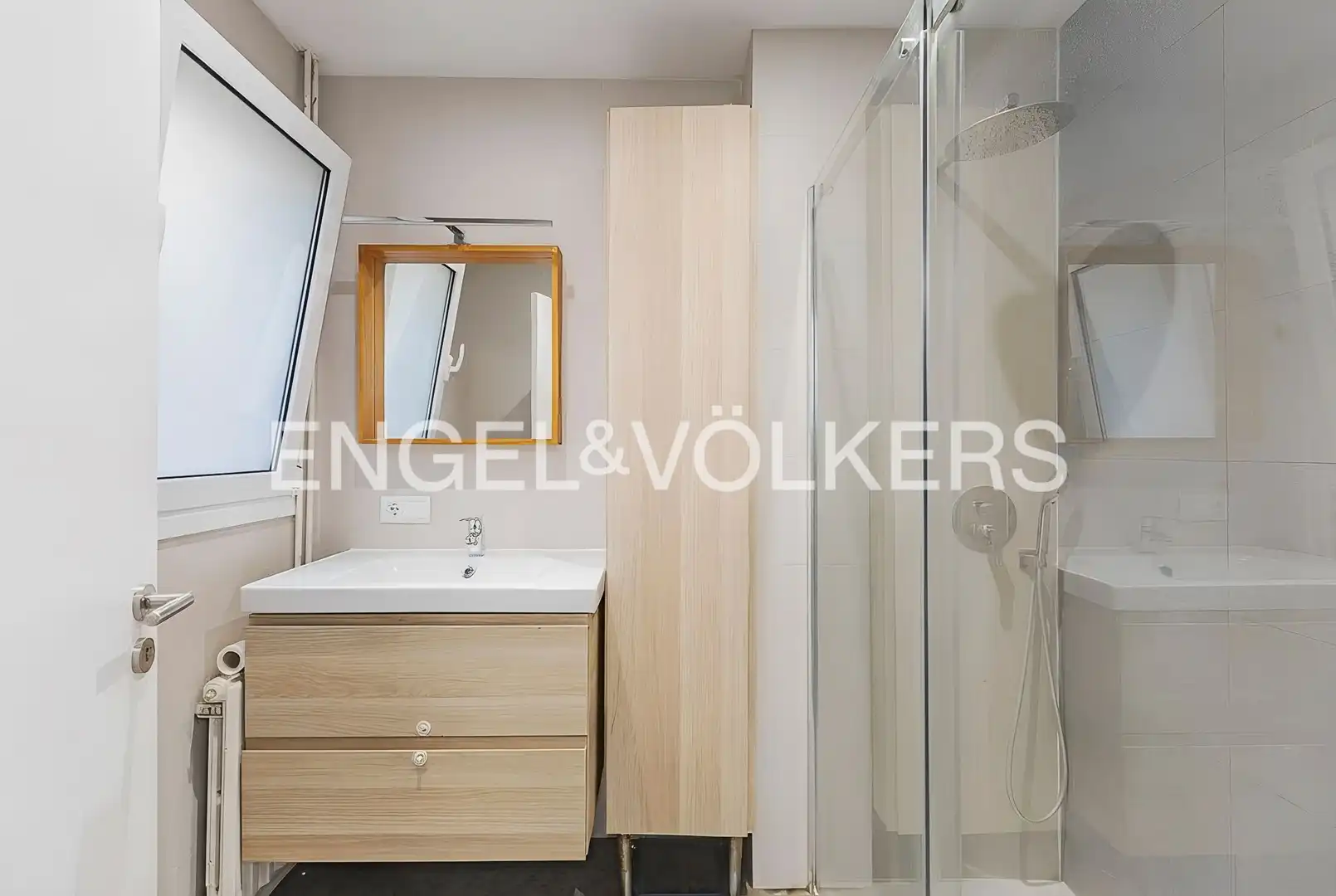 Badezimmer von Dachboden zum Verkauf in Barcelona mit Klimaanlage, Heizung und Terrasse