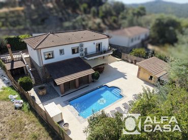 Casa amb balcó en venda a Aiguaviva Parc
