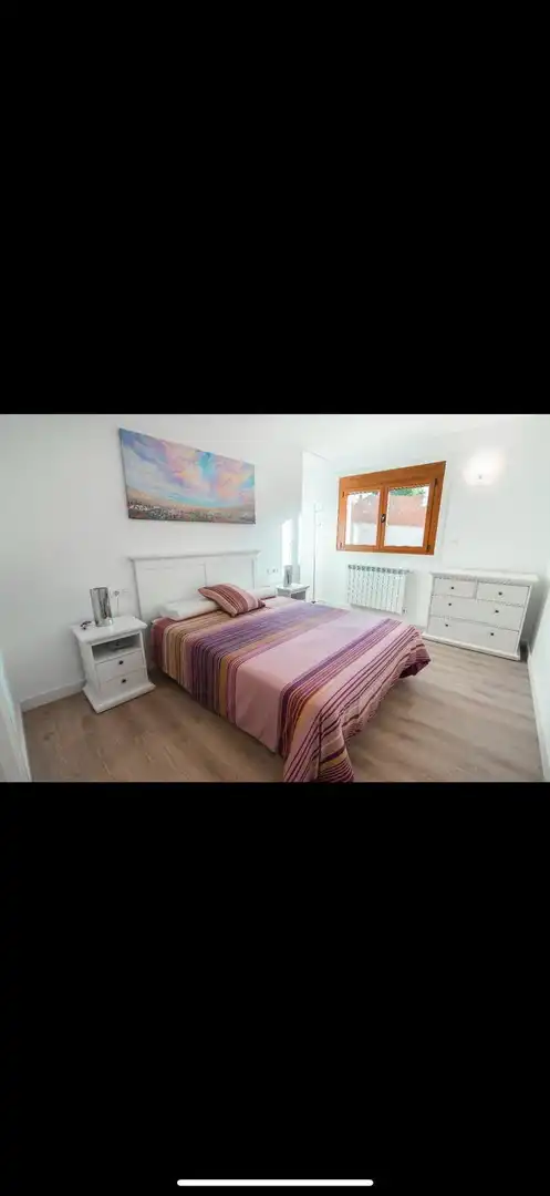 Dormitori de Casa o xalet en venda en A Merca   amb Jardí privat, Terrassa i Moblat