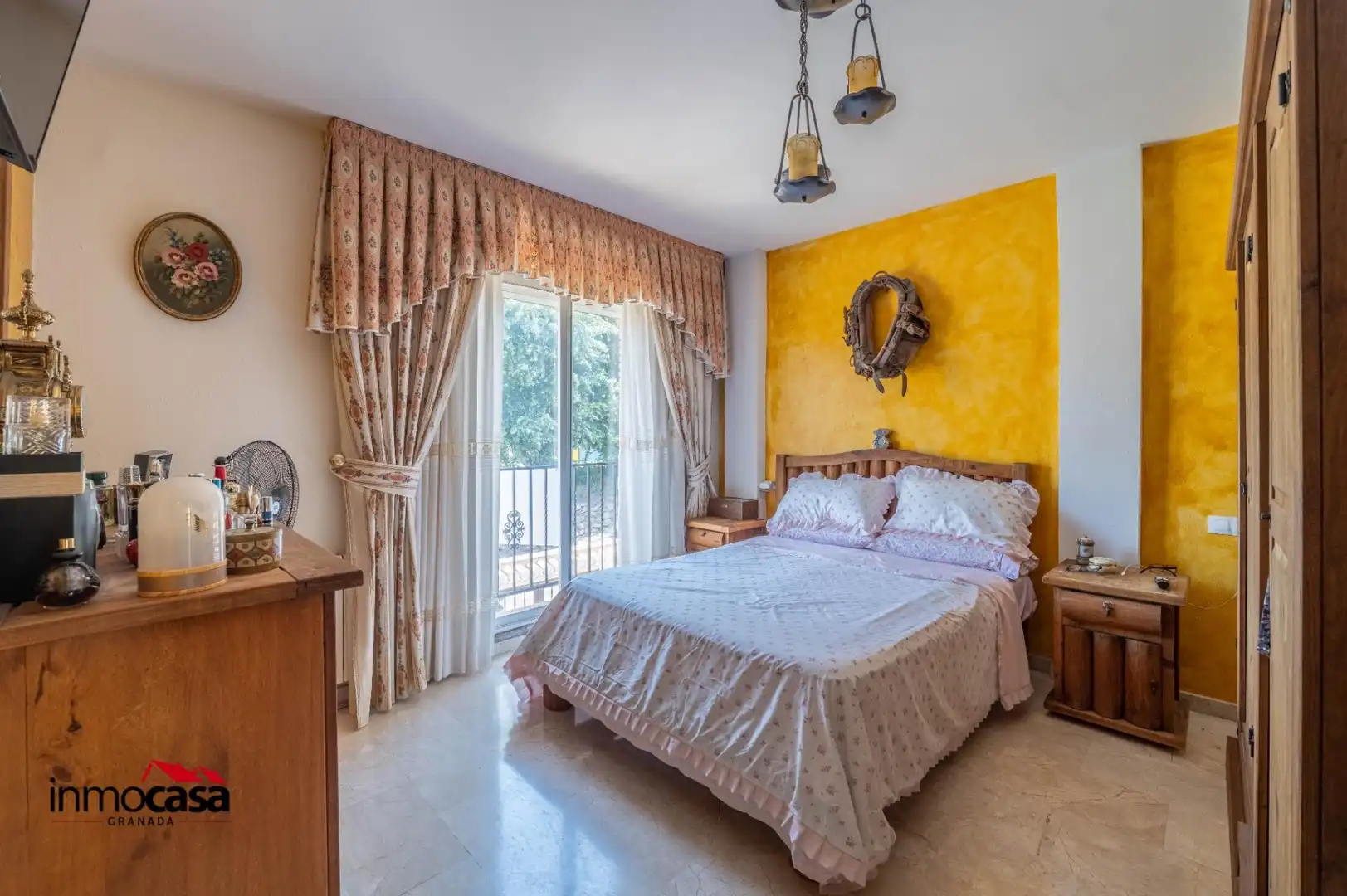 Habitación de Casa adosada en venta en Jun con Aire acondicionado, Jardín privado y Piscina