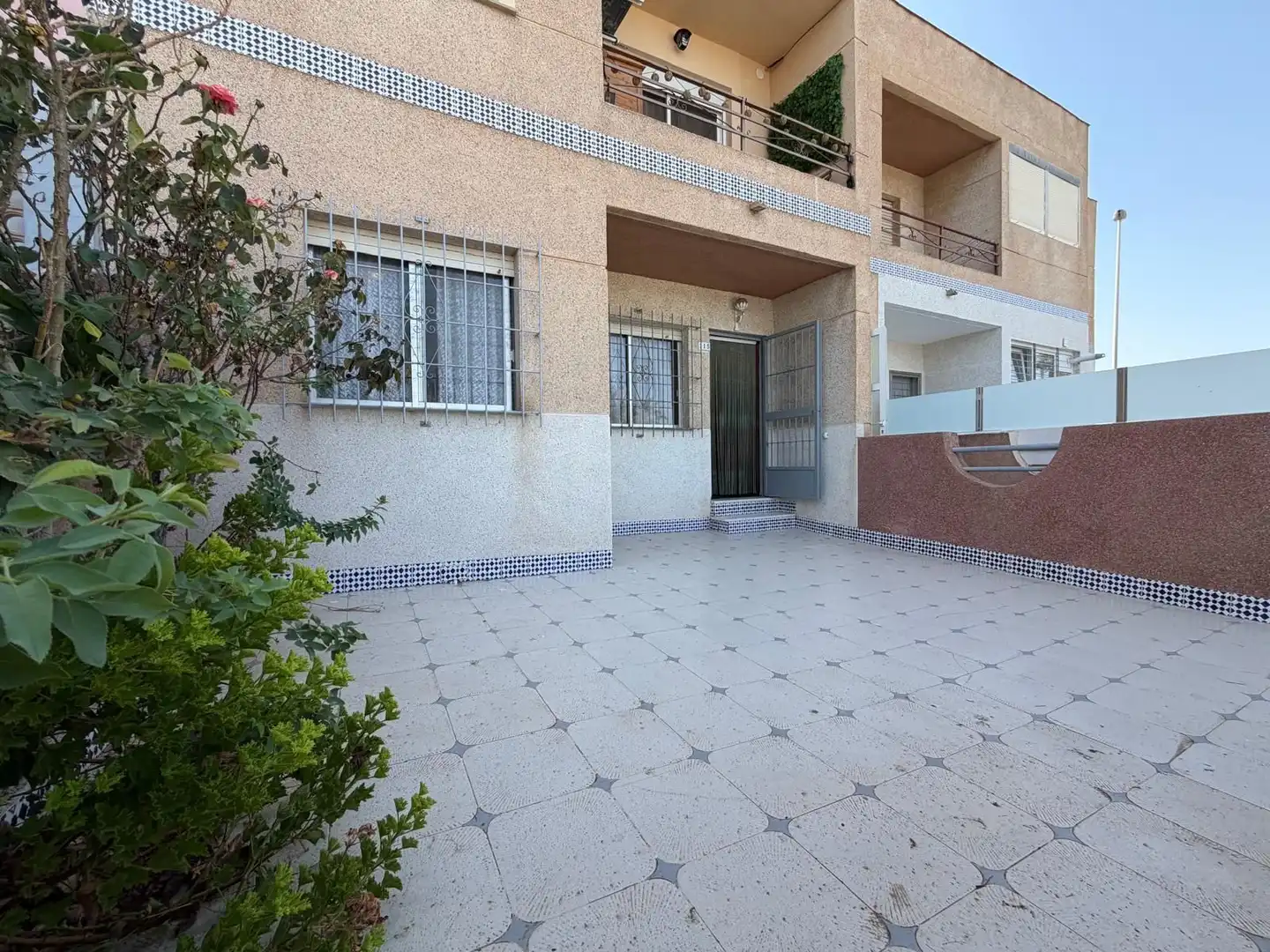 Außenansicht von Wohnung zum Verkauf in San Pedro del Pinatar mit Privatgarten und Abstellraum