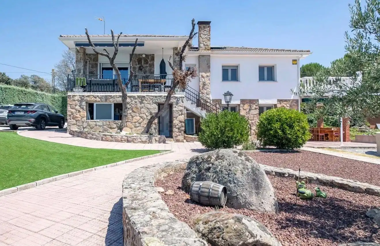 Exterior view of Houses for sale in Valdemorillo  with Air Conditioner, Heating and Private garden