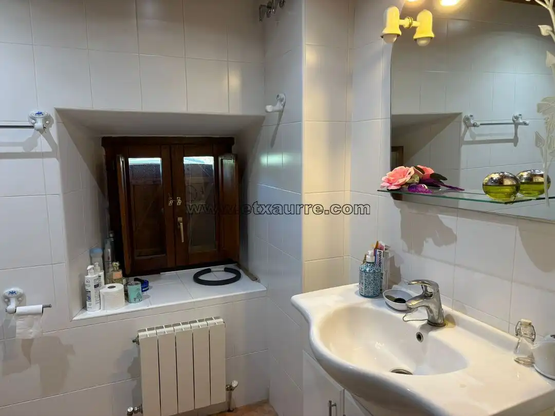 Badezimmer von Country house zum Verkauf in Ayala / Aiara mit Heizung