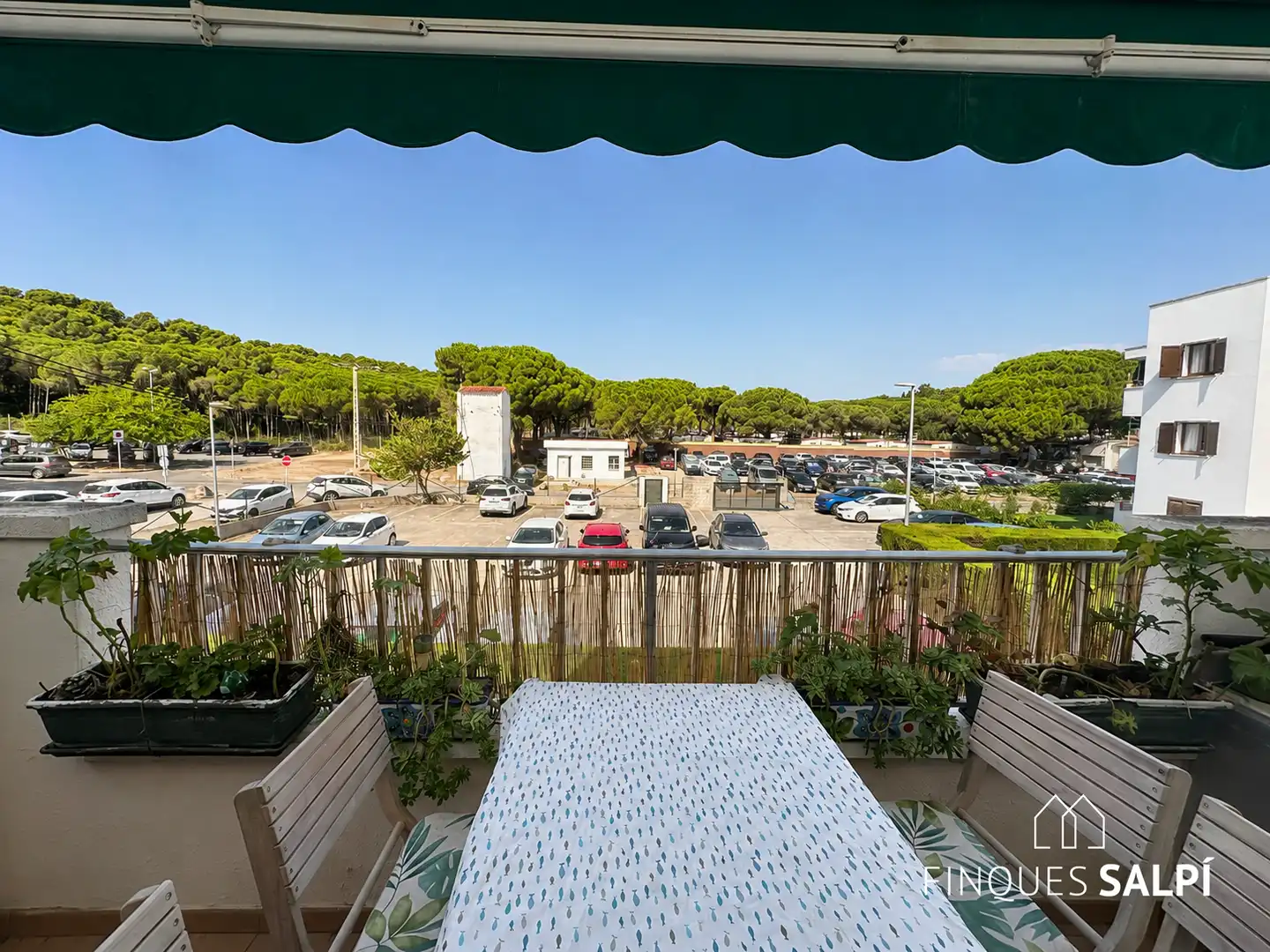 Terrasse von Wohnungen zum Verkauf in L'Escala mit Terrasse, Abstellraum und Möbliert
