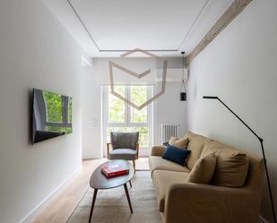 Living room of Flat to rent in  Madrid Capital  with Air Conditioner, Parquet flooring and Furnished