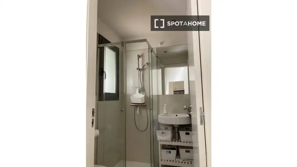 Baño de Piso de alquiler en Sabadell con Aire acondicionado, Calefacción y Amueblado
