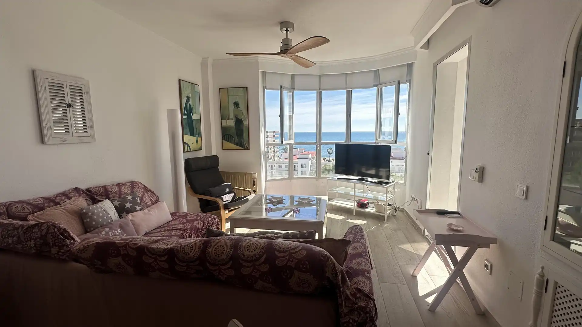 Sala d'estar de Apartament de lloguer en Fuengirola amb Jardí privat i Piscina comunitària