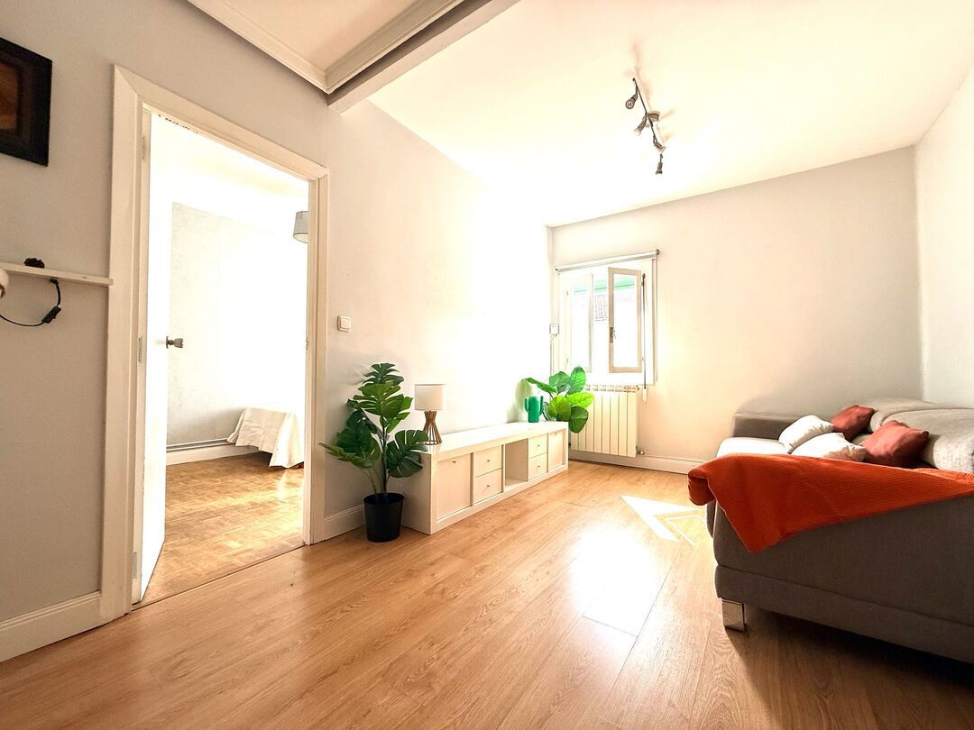 Sala d'estar de Pis en venda en Donostia - San Sebastián  amb Calefacció, Parquet i Moblat