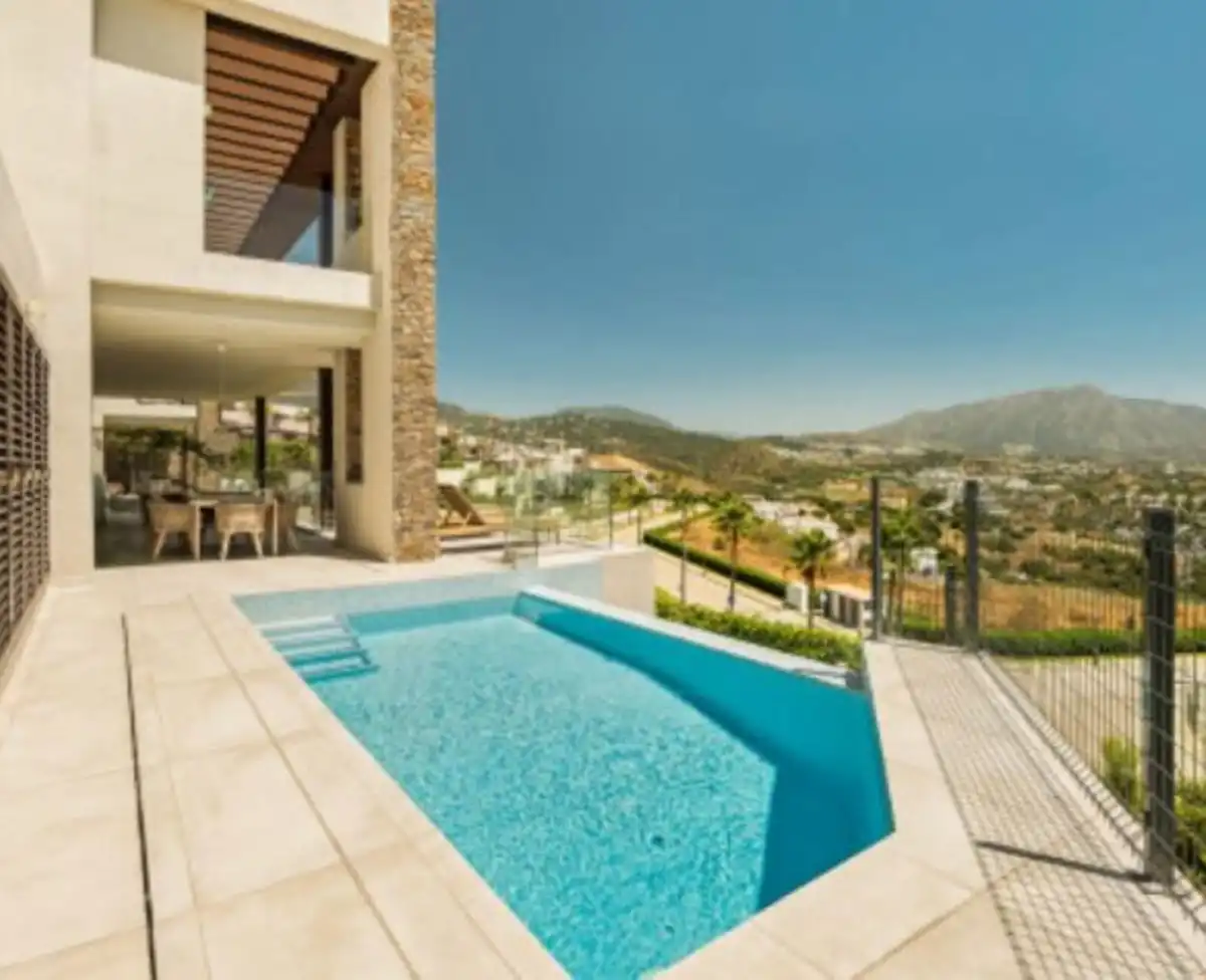 Schwimmbecken von Einfamilien-Reihenhaus zum Verkauf in Benahavís mit Klimaanlage, Privatgarten und Terrasse