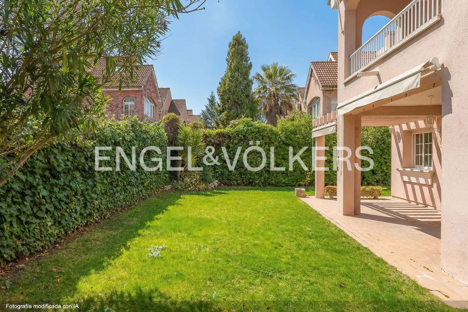 Vista exterior de Casa adosada de lloguer en Villanueva de la Cañada amb Calefacció, Jardí privat i Parquet