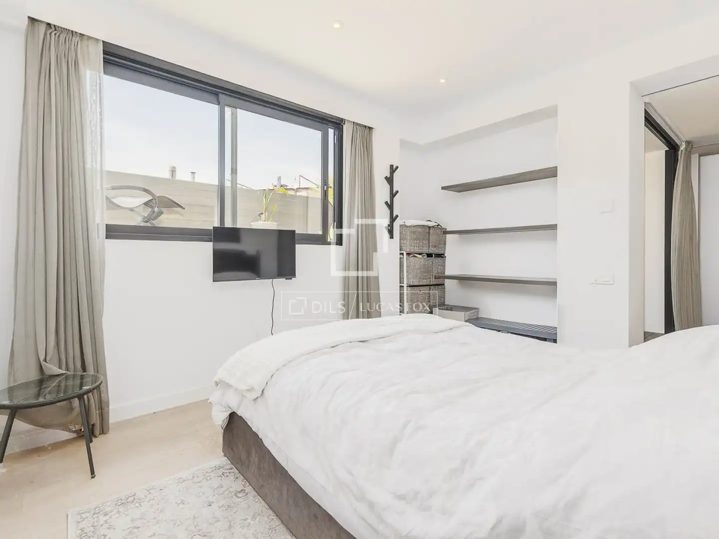 Schlafzimmer von Dachboden zum Verkauf in Martorell mit Klimaanlage, Terrasse und Schwimmbad