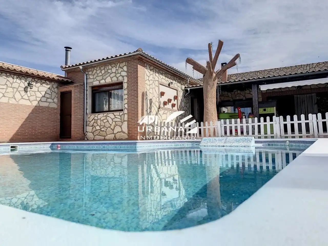 Vista exterior de Casa o xalet en venda en Lucena amb Terrassa, Piscina i Moblat
