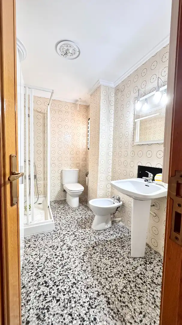 Bathroom of Apartments for sale in Valencia  with Furnished, Oven and Washing machine