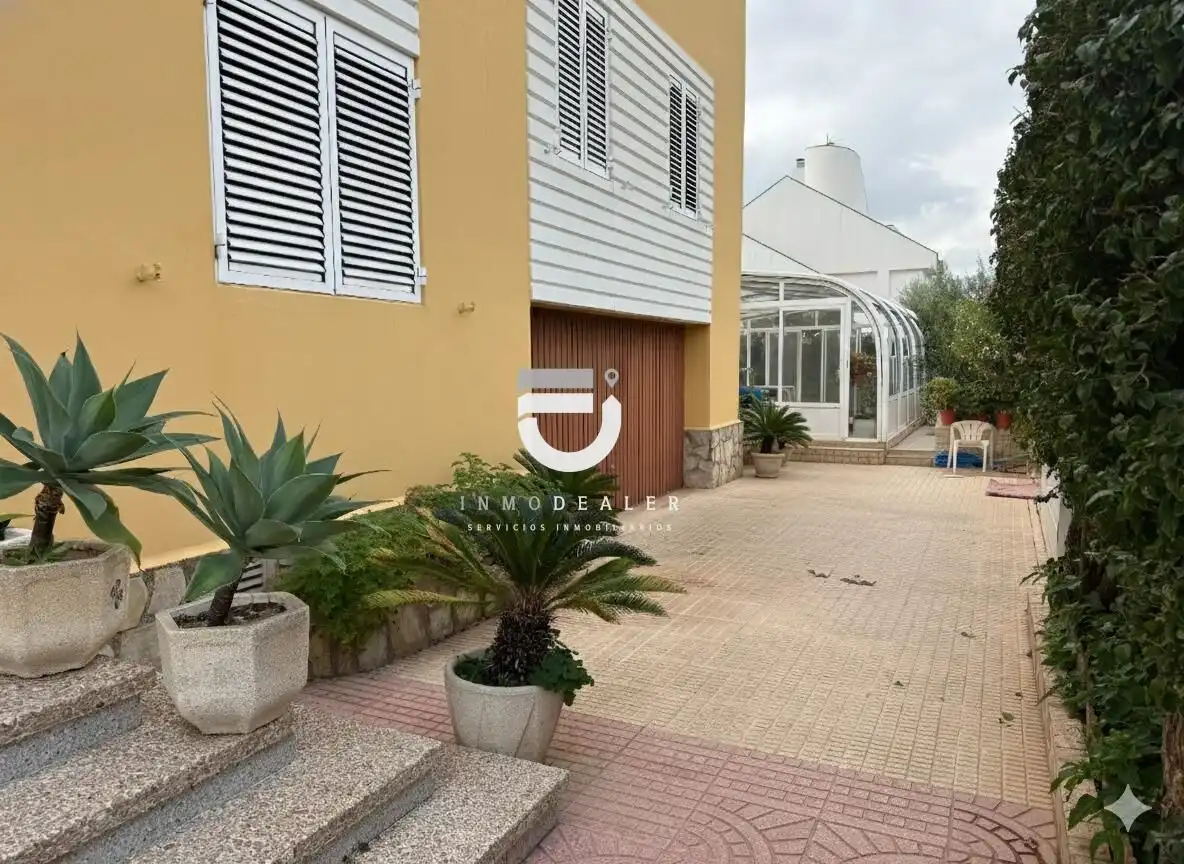Vista exterior de Casa o xalet en venda en Oliva amb Jardí privat, Terrassa i Piscina