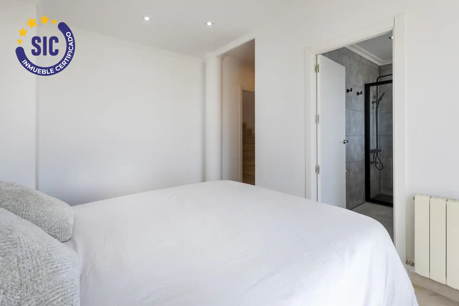 Habitación de Casa adosada en venta en El Puig de Santa Maria con Aire acondicionado, Calefacción y Jardín privado