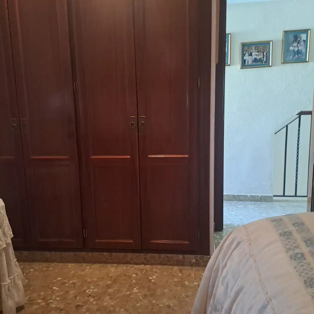 Dormitori de Casa adosada en venda en Dos Hermanas amb Aire condicionat, Traster i Piscina comunitària