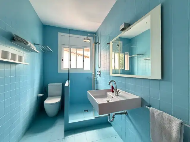 Badezimmer von Einfamilien-Reihenhaus zum Verkauf in Vilassar de Dalt mit Klimaanlage, Heizung und Privatgarten