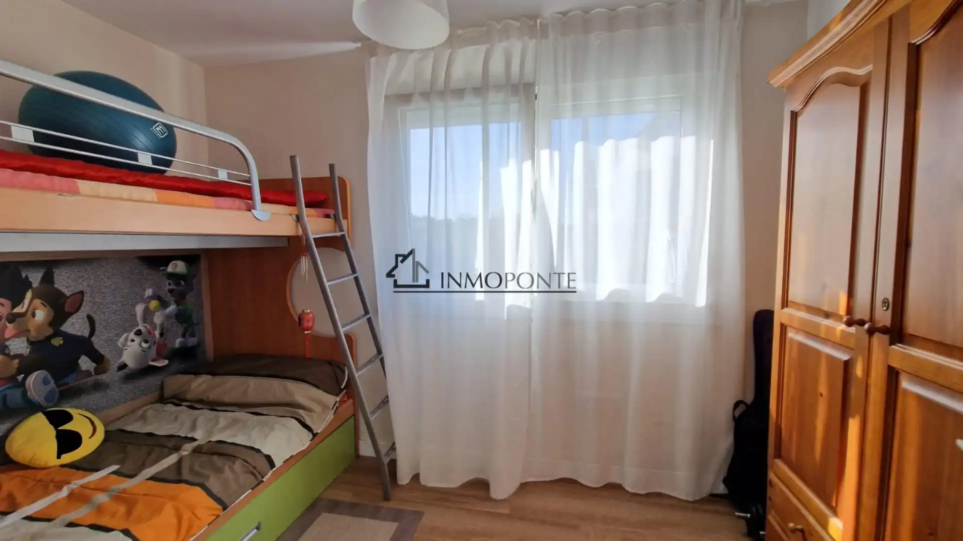 Dormitori de Casa o xalet en venda en Pontevedra Capital  amb Jardí privat