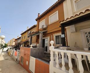 Vista exterior de Casa adosada en venda en Torrevieja amb Aire condicionat, Terrassa i Balcó