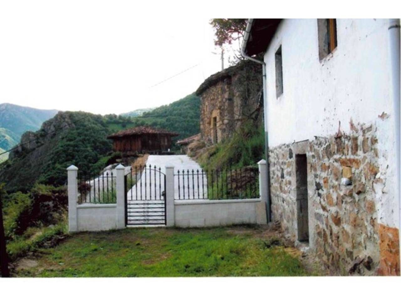 Außenansicht von Country house zum verkauf in Teverga mit Privatgarten