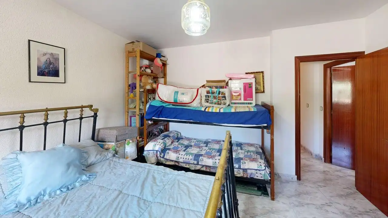 Dormitori de Casa o xalet en venda en Jaén amb Traster i Piscina comunitària