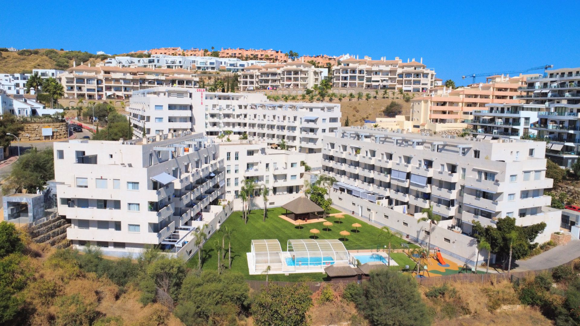 Vista exterior de Àtic en venda en Mijas amb Aire condicionat, Terrassa i Piscina