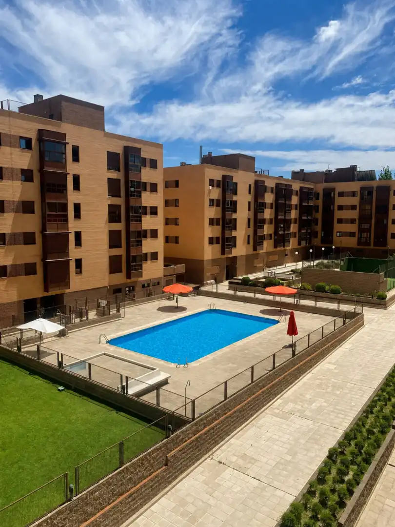 Piscina de Apartament en venda en Madrid amb Aire condicionat i Moblat