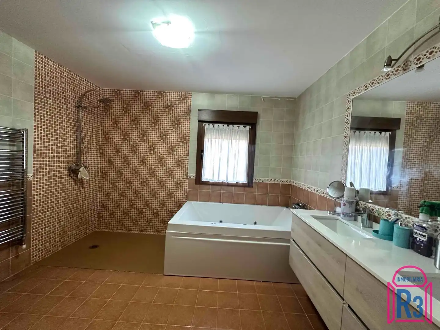 Bany de Casa adosada en venda en Cuadros amb Calefacció i Jardí privat