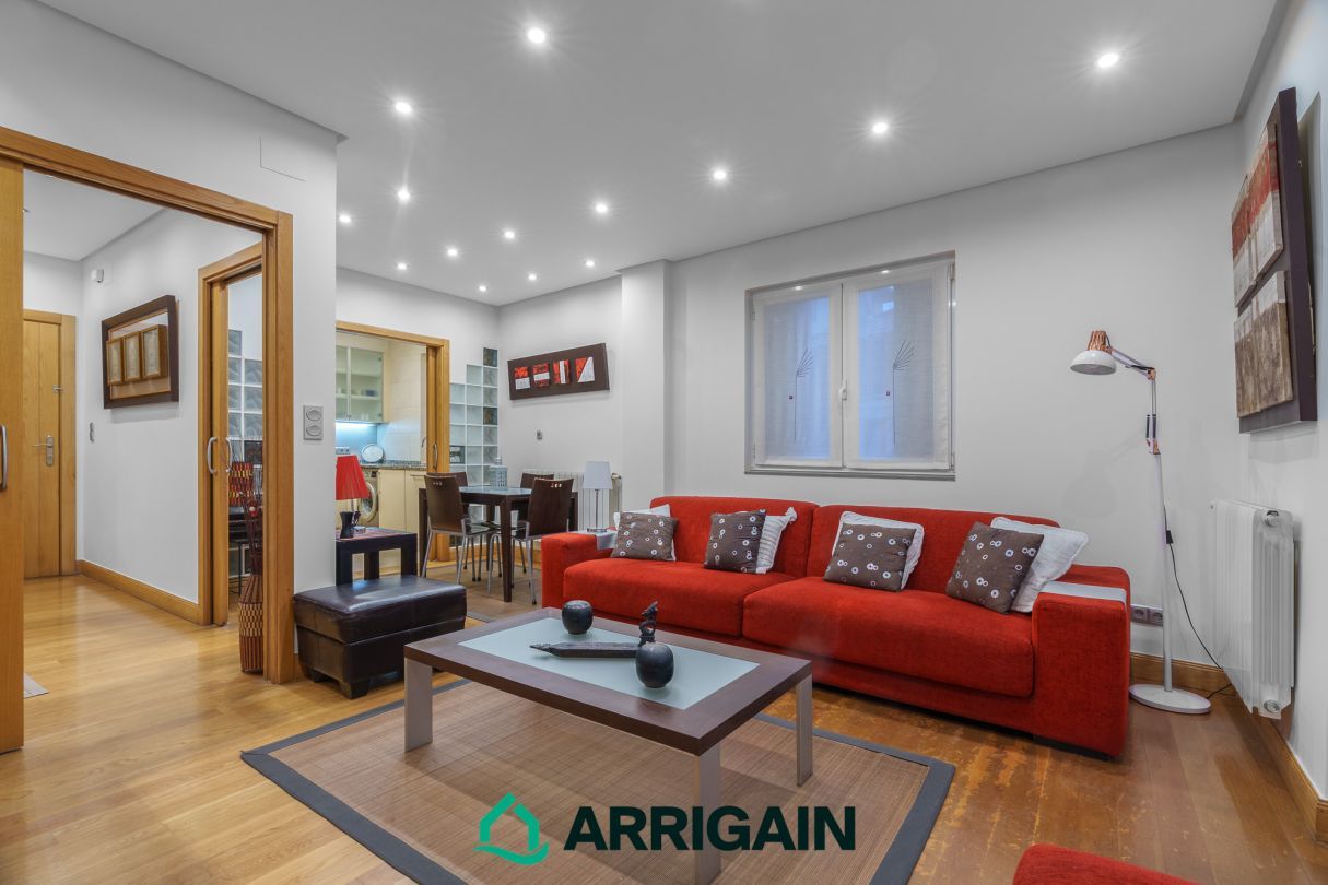 Sala d'estar de Pis en venda en Donostia - San Sebastián  amb Calefacció, Moblat i Balcó